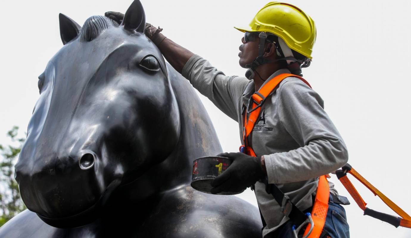 La Secretaría de Cultura de la ciudad, en conjunto con la Fundación Ferrocarril de Antioquia, ha puesto en marcha un plan de mantenimiento preventivo que busca preservar estas valiosas piezas artísticas de la ciudad. Foto: Julio César Herrera