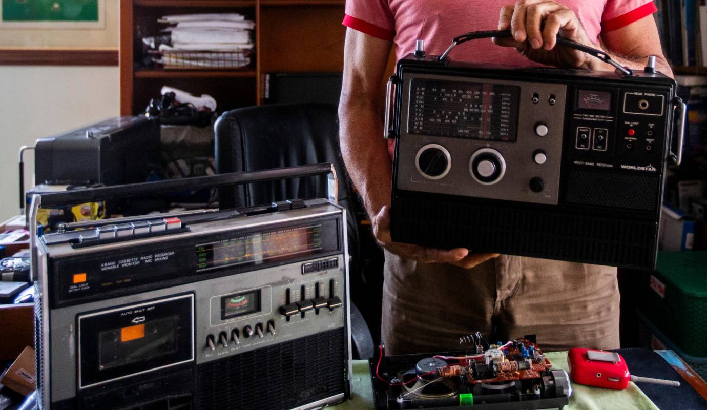 Si bien su pasión por la radio data desde su niñez, una de sus adquisiciones más queridas es una vieja grabadora Sankey de los años 80. Foto: Julio César Herrera.