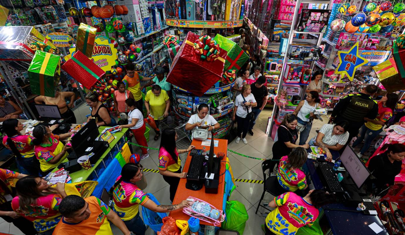 Este año, numerosos antioqueños han decidido adelantarse y están comprando con tiempo los regalos navideños y los tradicionales traídos del Niño Jesús, dejando atrás el famoso refrán que asegura que los paisas dejan todo para última hora. Foto: Manuel Saldarriaga Quintero. 