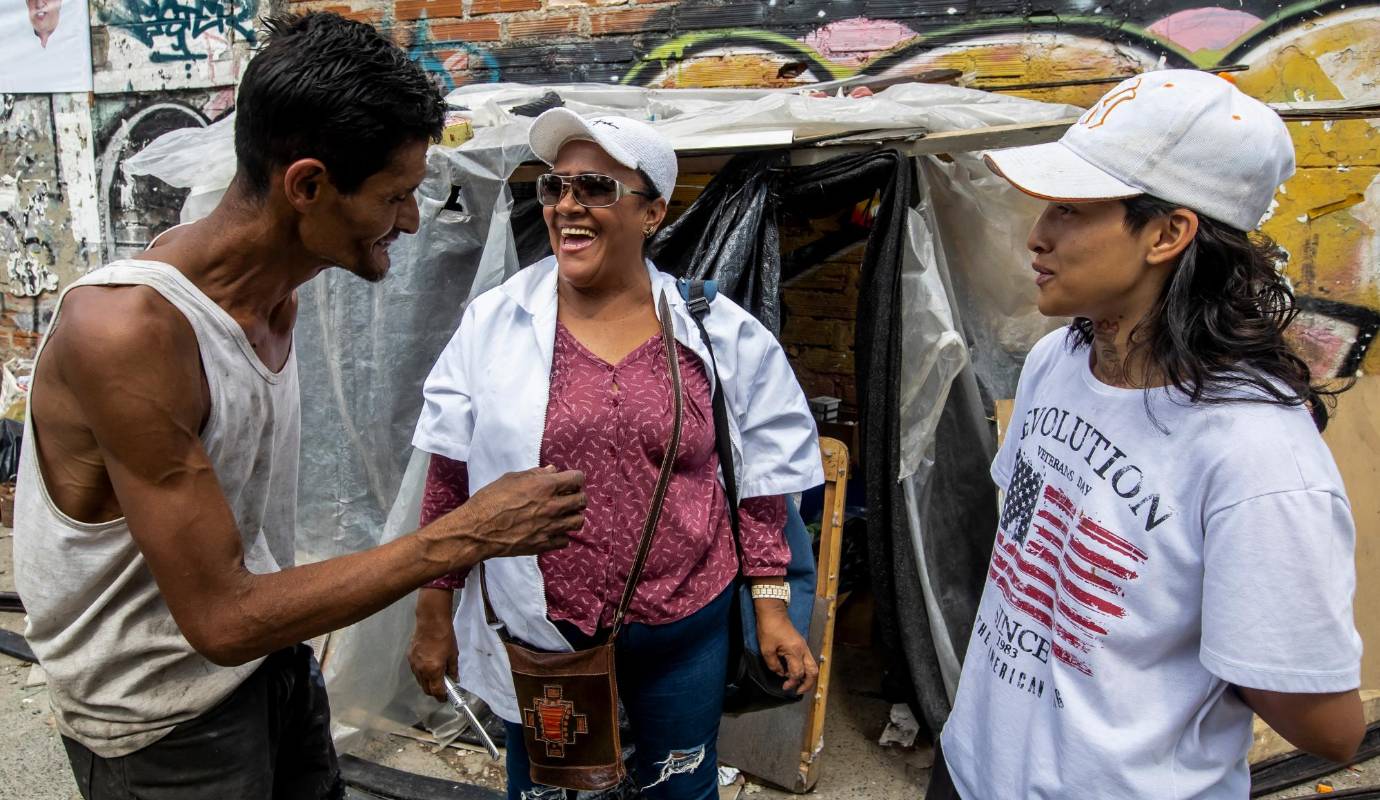  Camina desde la 33, pasa por el centro y llega a la U. de A. Motila, reparte ropa, comida y, cuando se dejan, ayuda a resocializar. FOTO: Jaime Pérez