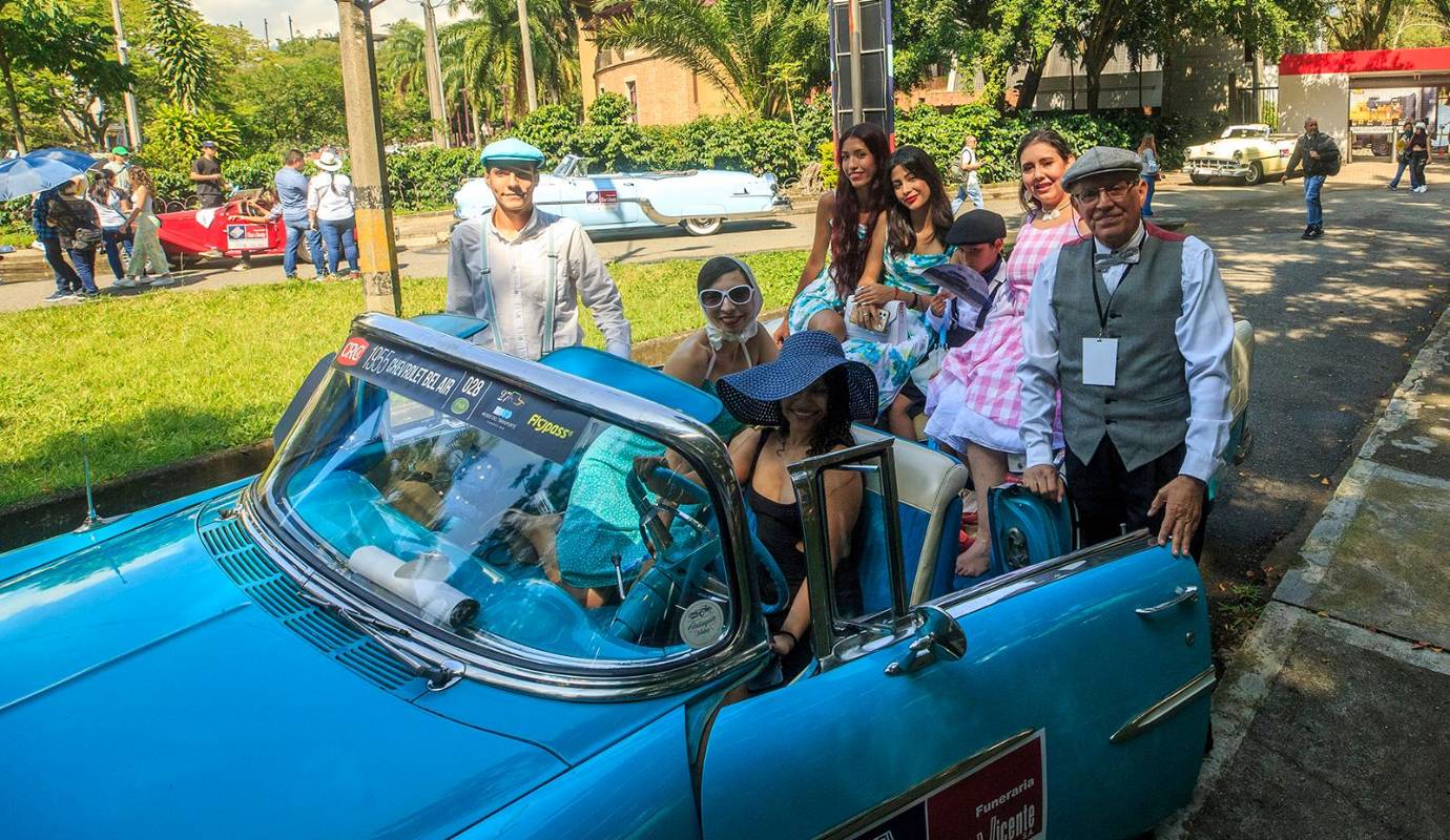 Este año, el desfile tuvo como tema especial “Autos Convertibles”, rindiendo homenaje a estos icónicos vehículos que, con su diseño sofisticado y espíritu libre, han dejado una huella imborrable en la historia automotriz. Foto: Camilo Suárez