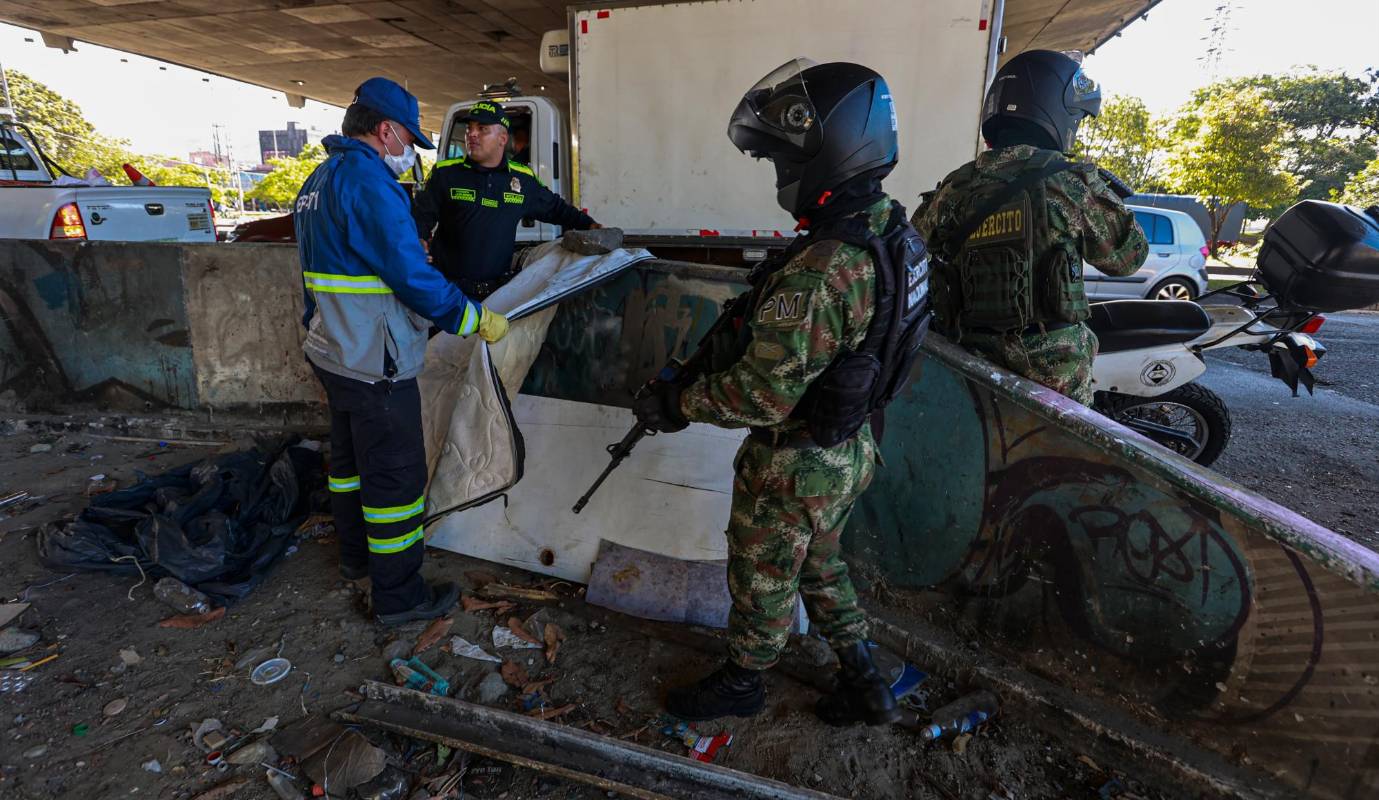 La acción, realizada en la tarde de hoy, contó con la participación de efectivos de la policía, el ejercito, personal de aseo urbano y funcionarios de la Secretaría de Inclusión Social. Foto: Manuel Saldarriaga Quintero.