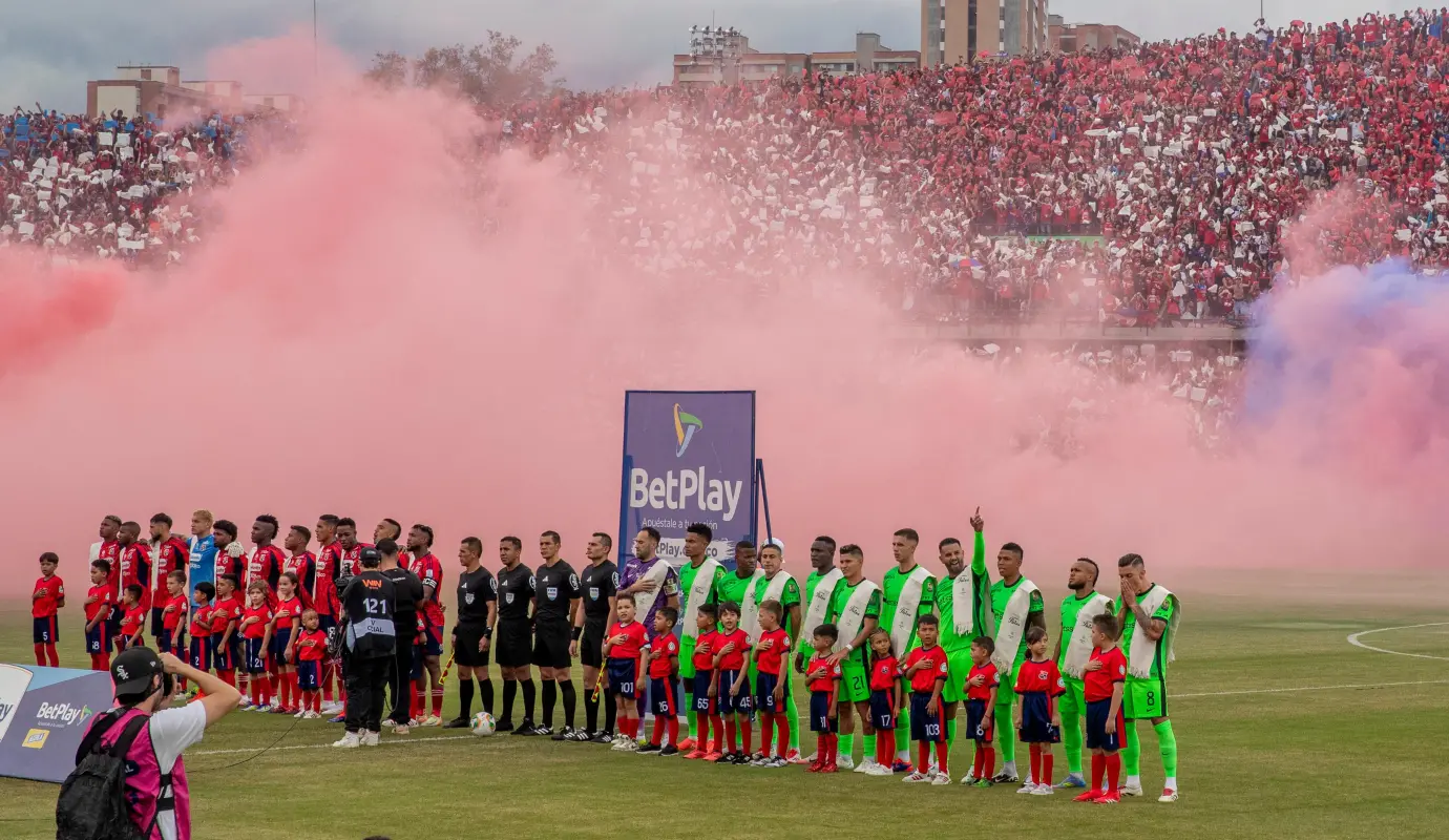 El clásico paisa volvió a demostrar por qué es uno de los partidos más esperados del fútbol colombiano. Más allá del empate, el espectáculo en la cancha estuvo a la altura de la historia y la rivalidad entre ambos clubes. Foto: Juan Antonio Sánchez.