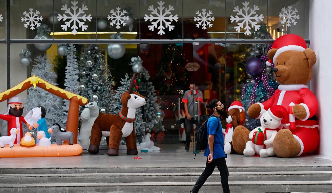 Desde el anuncio, varios espacios públicos de caracas y otras ciudades del vecino país, han sido adornados con luces brillantes y decoraciones típicas de la festividad, transformando la atmósfera de estos lugares. Foto: AFP
