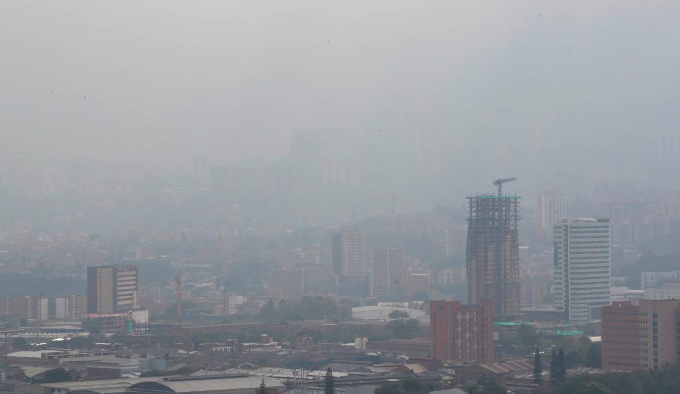 En situaciones en la que la calidad del aire se torna dañina para grupos sensibles, los expertos recomiendan evitar la actividad al aire libre, algo que también debería evitar la ciudadanía por estos días de intensa radiación solar en la ciudad. Por ello, piden reemplazar las rutinas con actividad física nocturna, en caso de ser necesario. Foto: Jaime Pérez