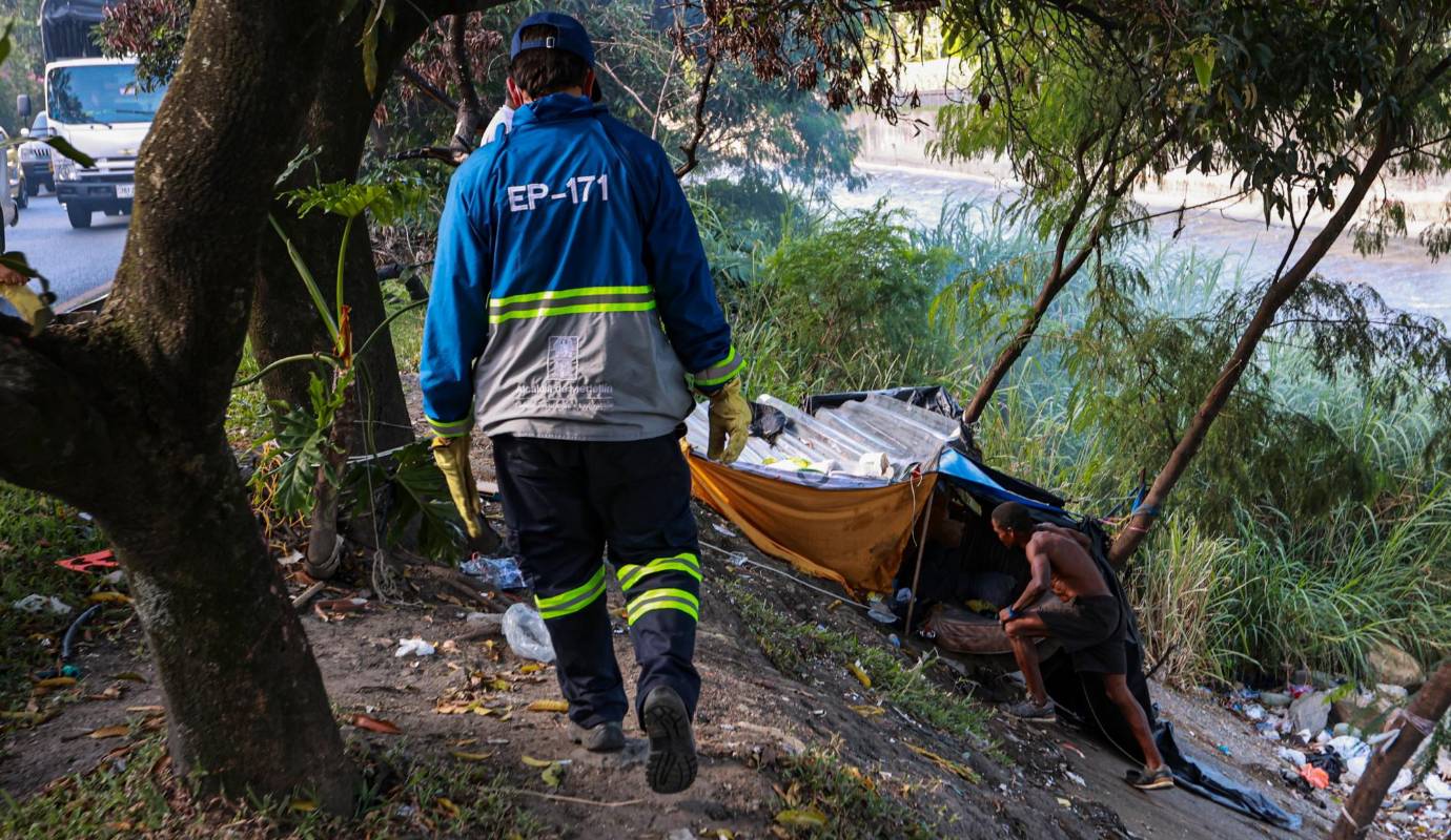 El objetivo de esta intervención fue recuperar el espacio público y mejorar las condiciones ambientales y de salubridad en el área. Los cambuches, que habían sido ocupados por personas en situación de calle, representaban un riesgo tanto para los ocupantes como para la comunidad circundante, debido a la acumulación de residuos y las condiciones insalubres. Foto: Manuel Saldarriaga Quintero.