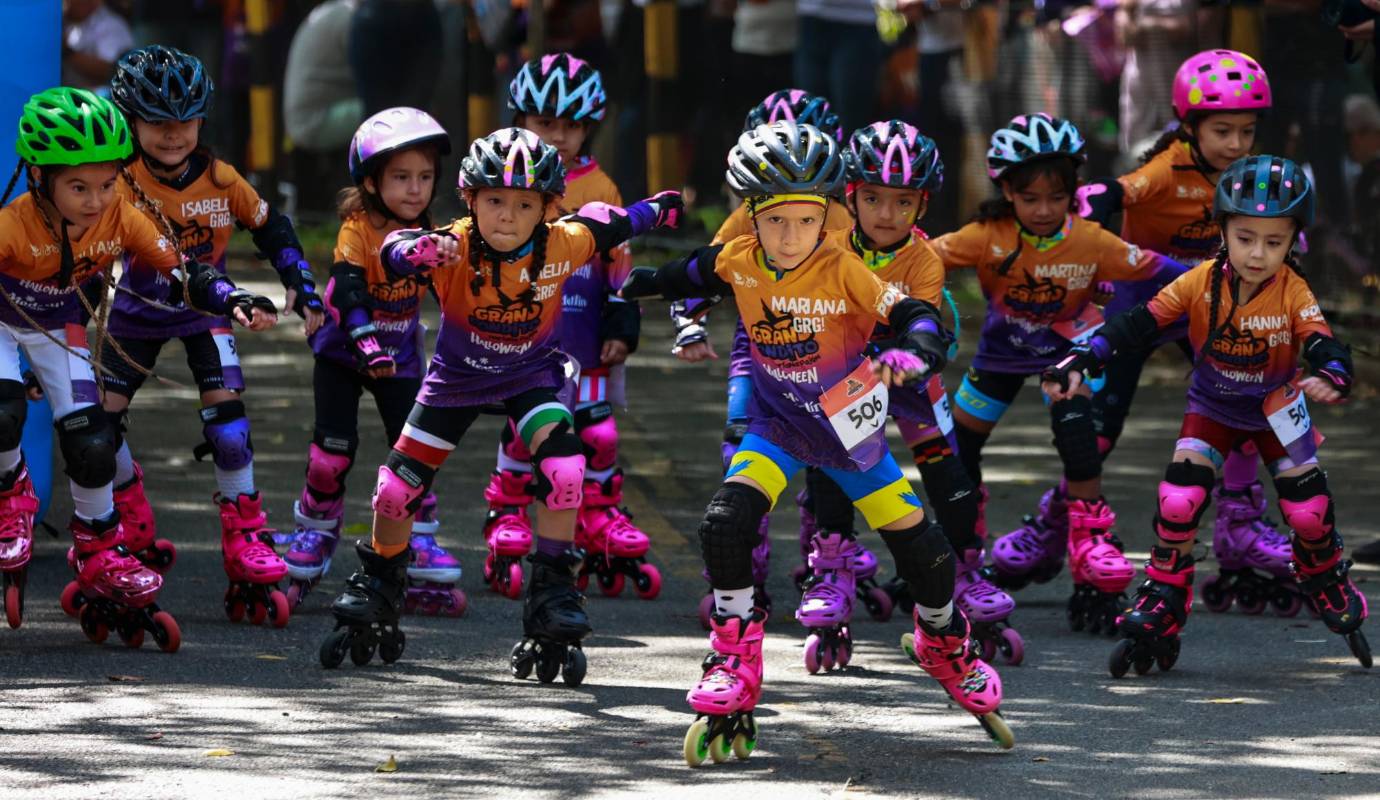 Con circuitos adaptados a cada edad y actividades recreativas, los niños pudieron experimentar la libertad y la alegría del movimiento tanto en bicicletas como en patines. Foto: Manuel Saldarriaga Quintero.