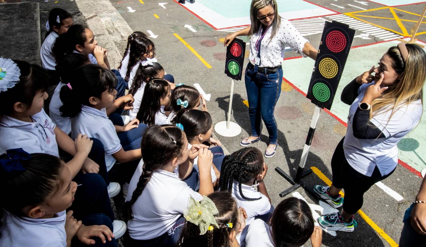 Son 480 menores de la escuela Juan Cancio que se benefician de este proyecto en el que también se hizo entrega, en comodato, de 21 bicicletas, las cuales hacen parte del material de enseñanza de la normatividad de tránsito y la corresponsabilidad de todos los actores. Foto: Jaime Pérez