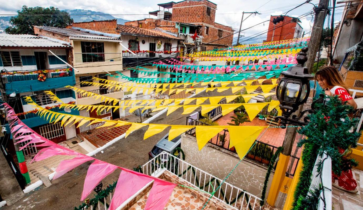 La elaboración de estos adornos se convierte en toda una fiesta navideña para los vecinos de muchos barrio de Medellín y su Área Metropolitana. Foto: Jaime Pérez