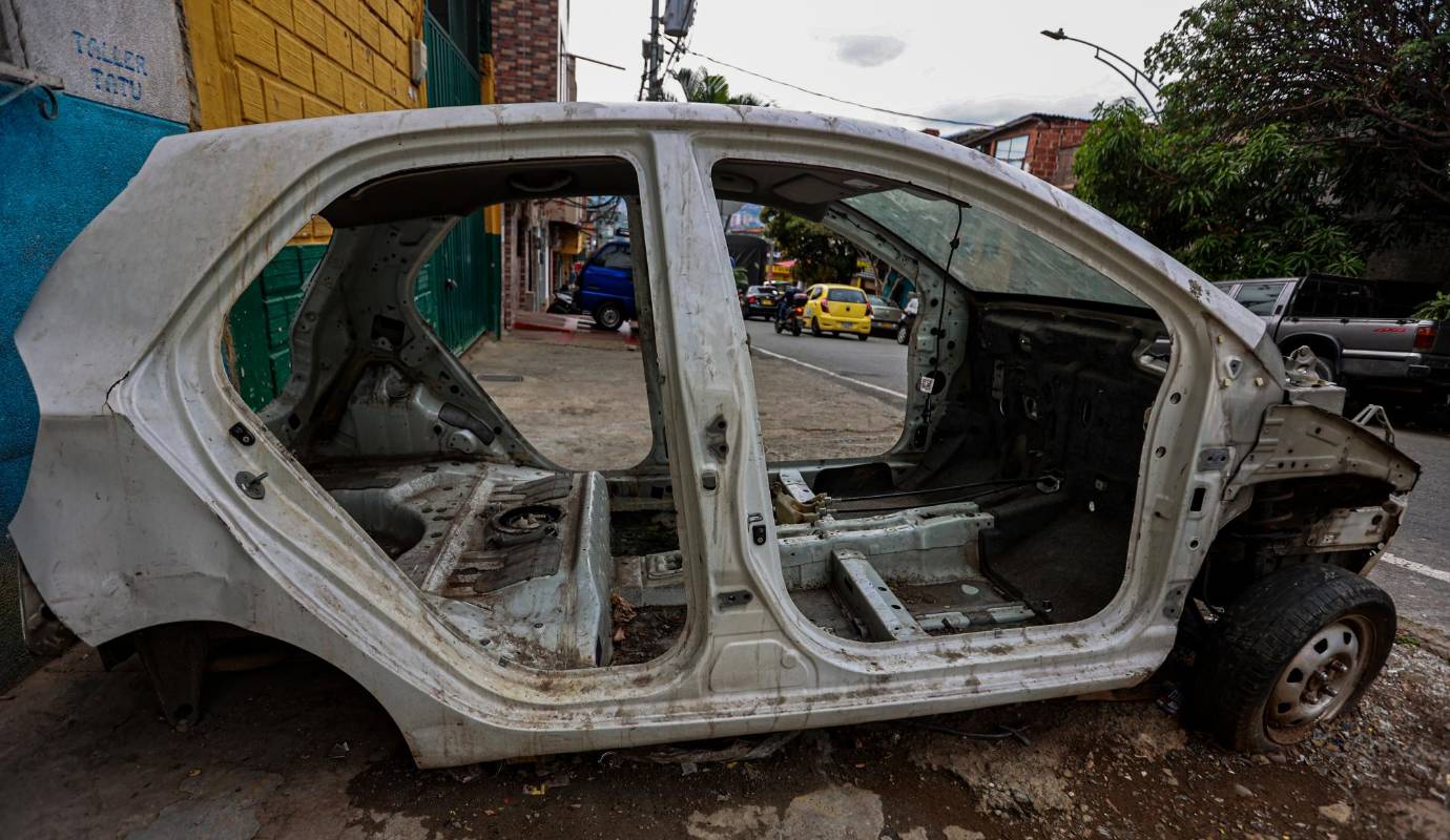 Barrio Campo Valdés. Las autoridades deben implementar medidas para identificar y retirar los vehículos abandonados, así como para sancionar a los propietarios que incumplen las normativas de tránsito y de ocupación del espacio público. Foto: Manuel Saldarriaga Quintero.