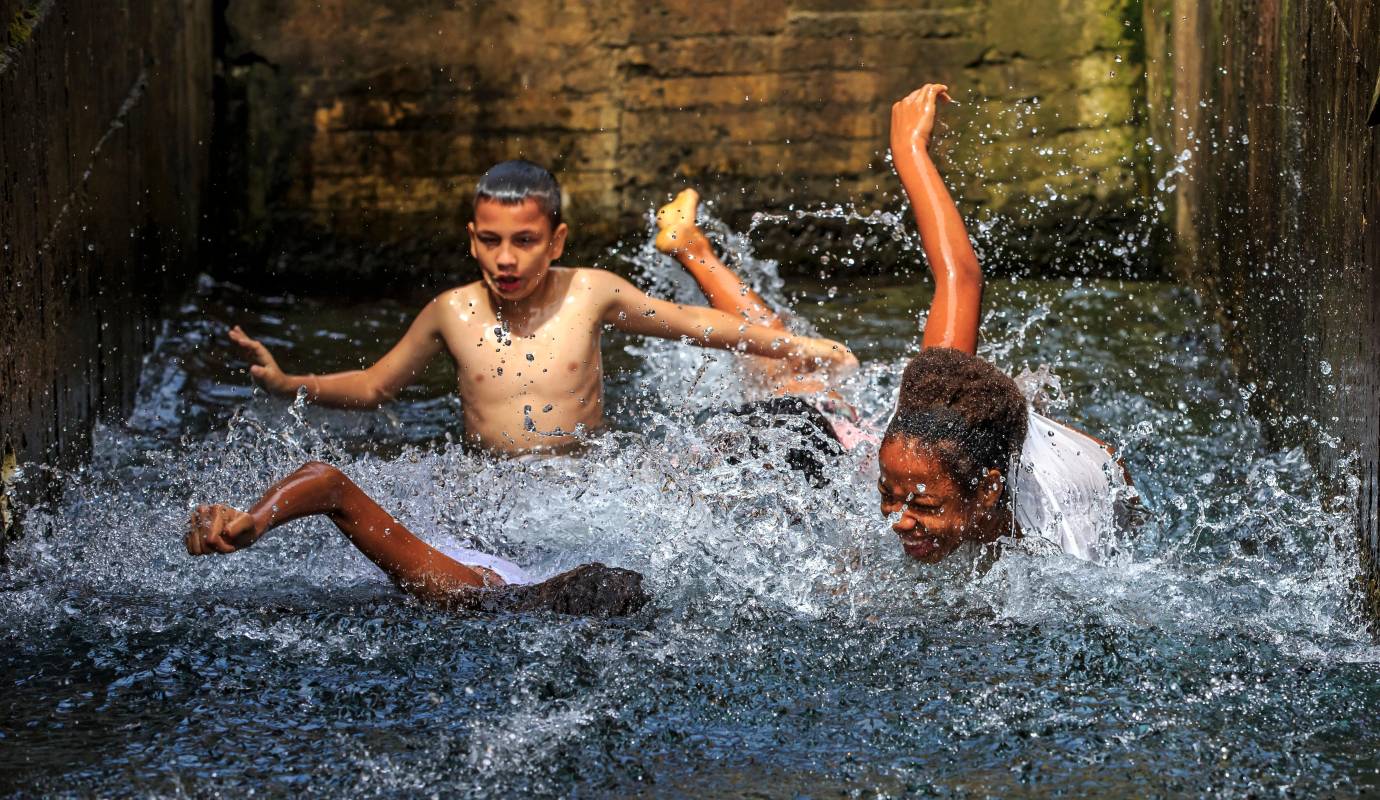  Los fines de semana, la afluencia aumenta con visitantes de otros barrios que se acercan para disfrutar de este pequeño oasis urbano. Foto : Camilo Suárez Echeverry