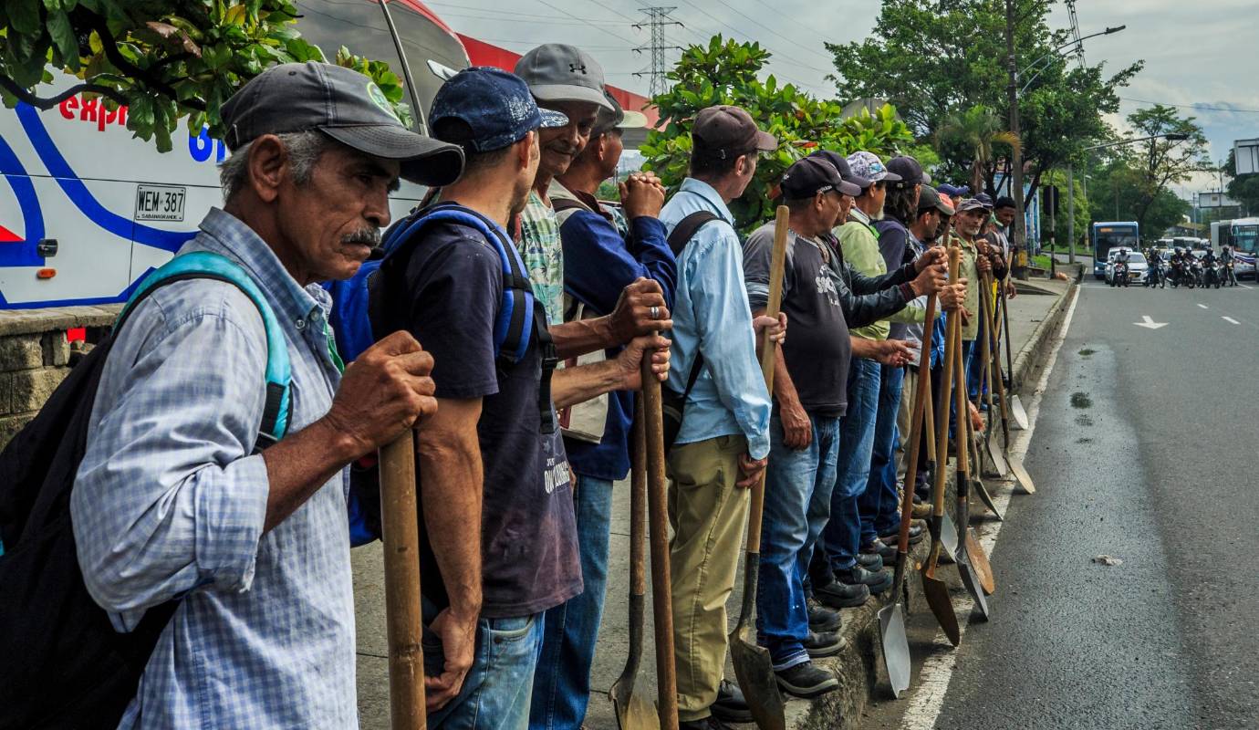 Con palas en mano y la esperanza de un jornal diario, estos hombres forman parte del sector informal de la economía, buscando oportunidades de trabajo en medio de la incertidumbre y la precariedad. Foto: Camilo Suárez Echeverry