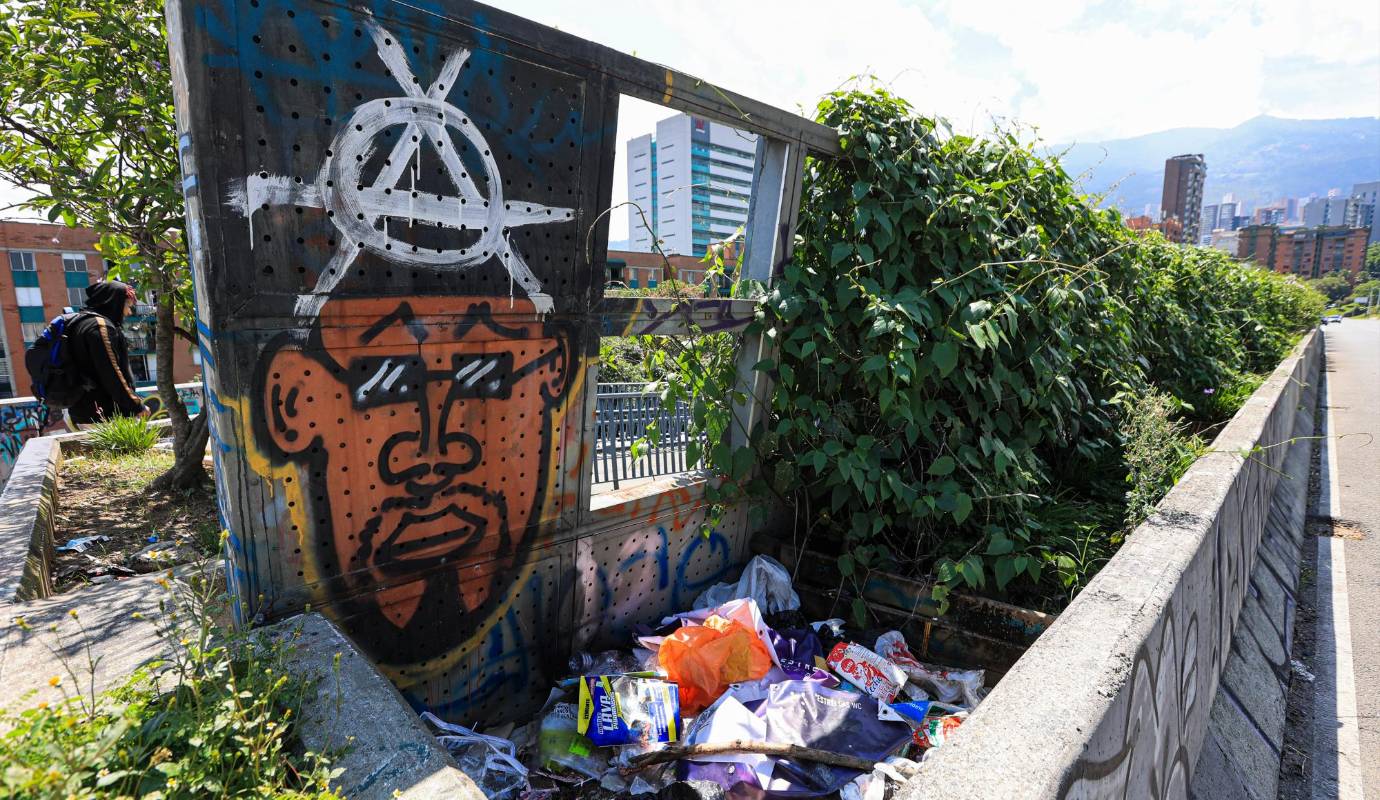 El puente es territorio de nadie, luce completamente vandalizado y en un estado de deterioro tal que parece más un viejo puente con al menos medio siglo encima y no una megaobra que apenas inauguraron hace poco más de una década tras una inversión de $205.000 millones. Foto: Manuel Saldarriaga Quintero