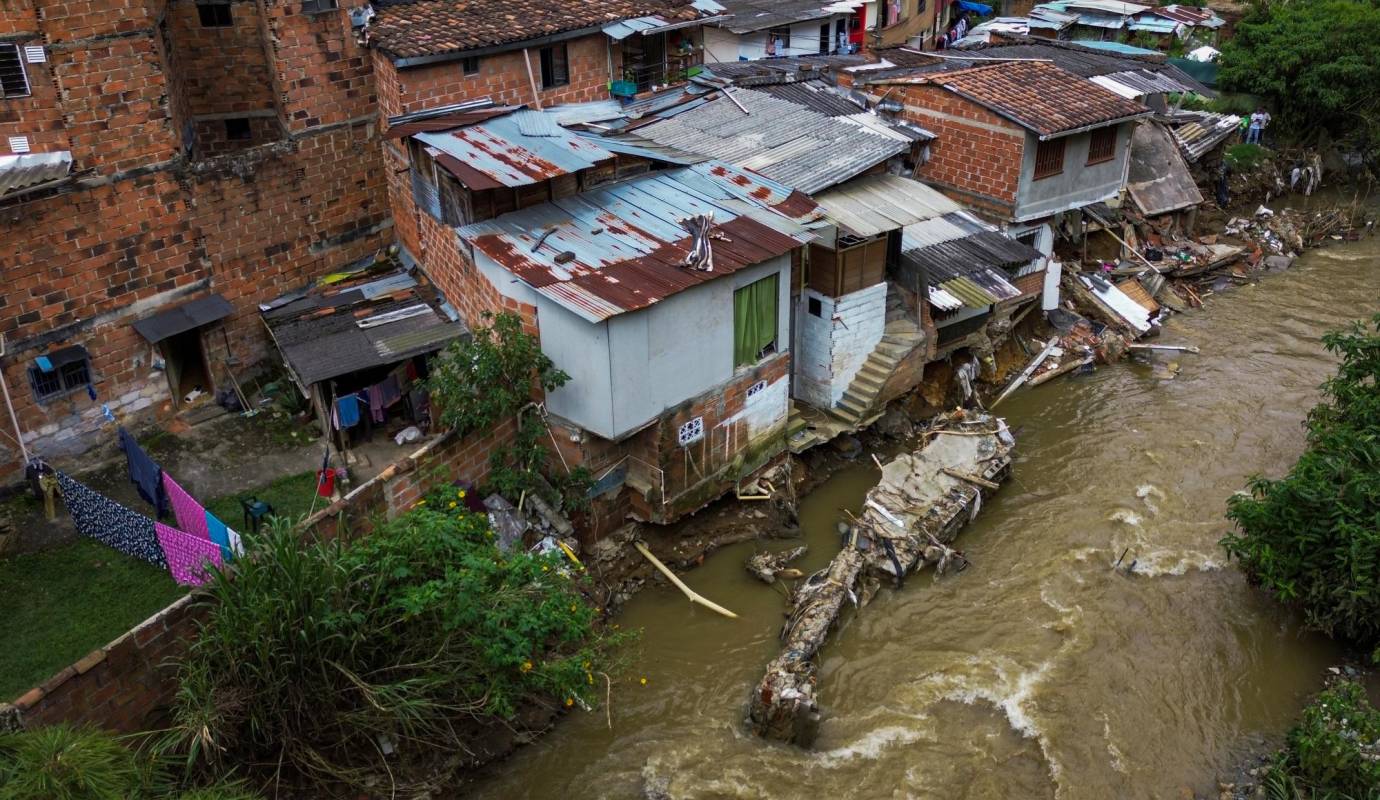 La parte trasera de algunas casas que están cerca a la rivera del río Medellín colapsó por la fuerza del agua. Foto: Manuel Saldarriaga Quintero.