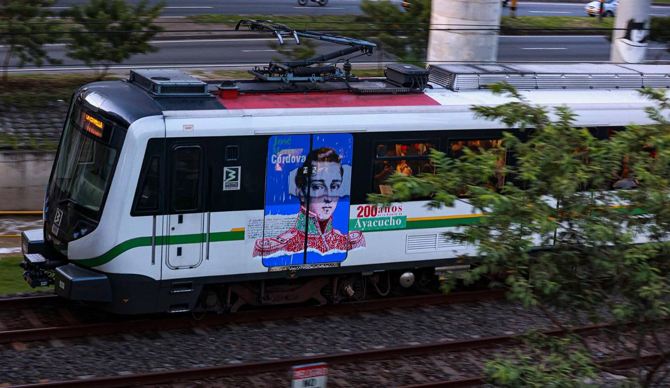 Además del tren cultural, los usuarios del Metro podrán adquirir una edición especial de la Tarjeta Cívica con la imagen de Córdova. Esta pieza busca conectar a las nuevas generaciones con los valores que marcaron la vida del general. Foto: Manuel Saldarriaga Quintero