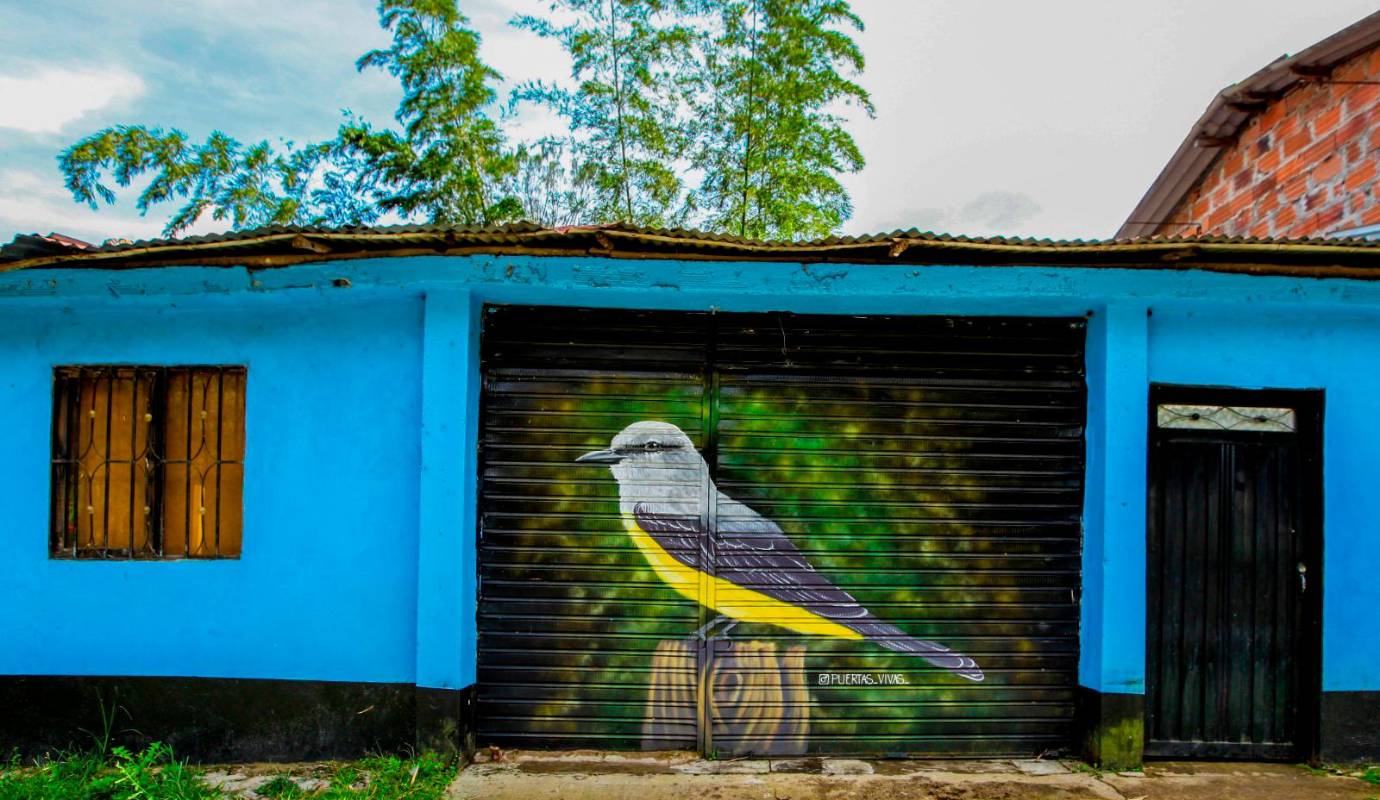 La recién pavimentada vía Granada - San Carlos se ha convertido en una galería de arte al aire libre gracias al proyecto “Puertas Vivas”, una iniciativa del artista plástico y gestor cultural Martín Chaverra Saldarriaga. Foto: Julio César Herrera