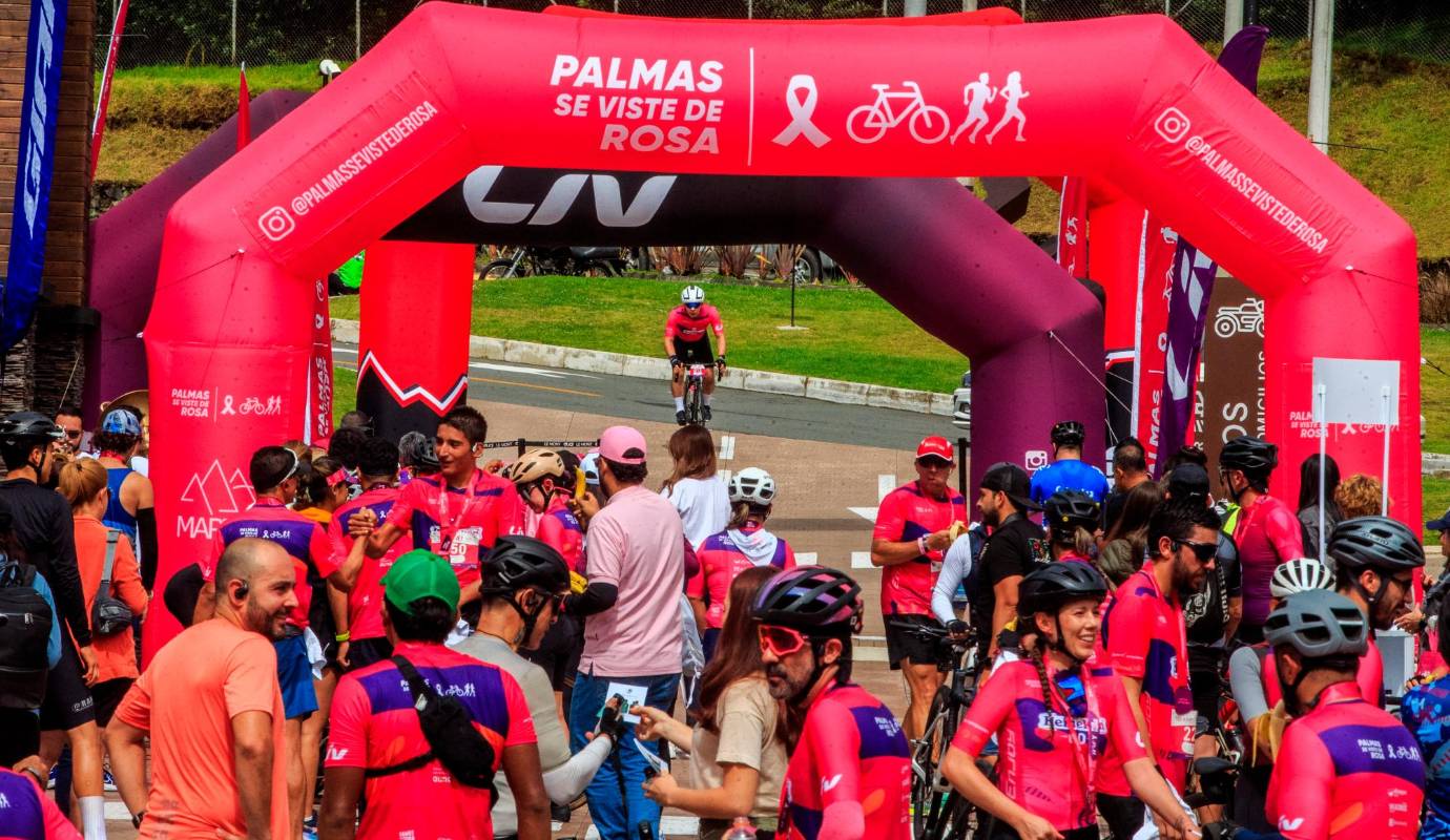 El evento reunió deportistas entre corredores y ciclistas que subieron hasta el alto de Las Palmas en Medellín. Foto: Camilo Suárez Echeverry