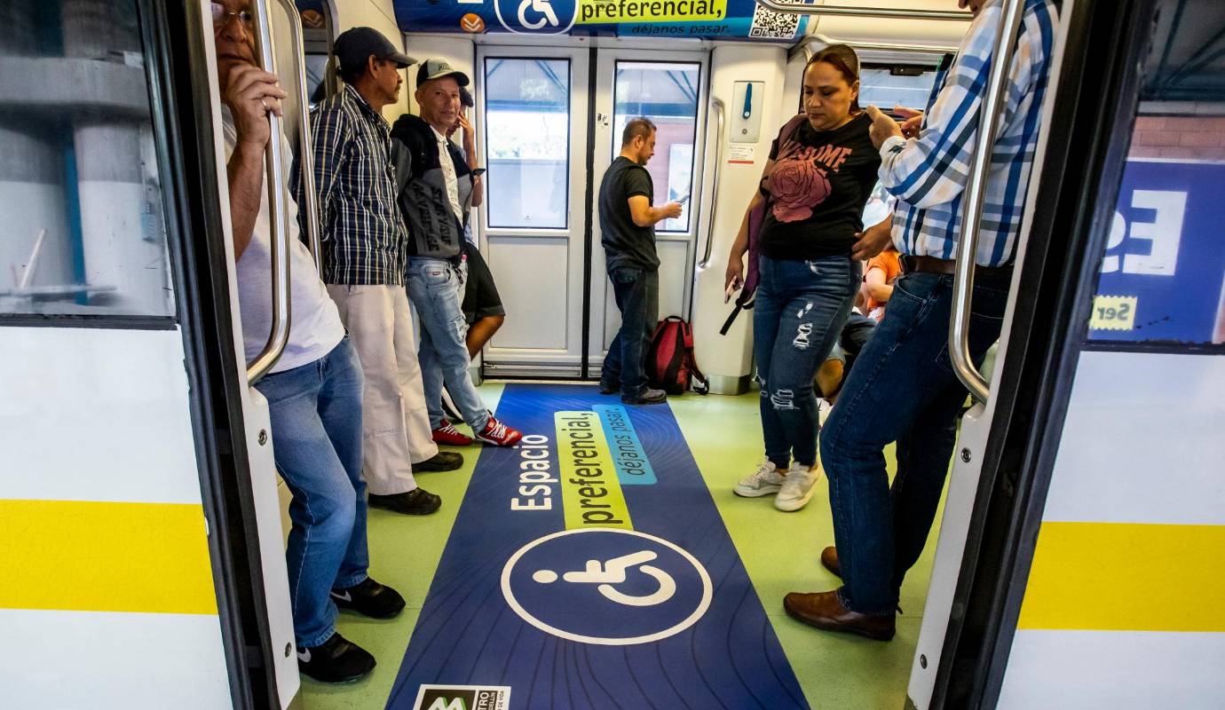 Este piloto es el resultado de un proceso de diseño participativo realizado por el Metro con personas con discapacidad y el acompañamiento de una empresa de diseño accesible con el fin de generar conciencia sobre la importancia de respetar los espacios preferenciales demarcados, potenciando la Cultura Metro. Foto: Jaime Pérez