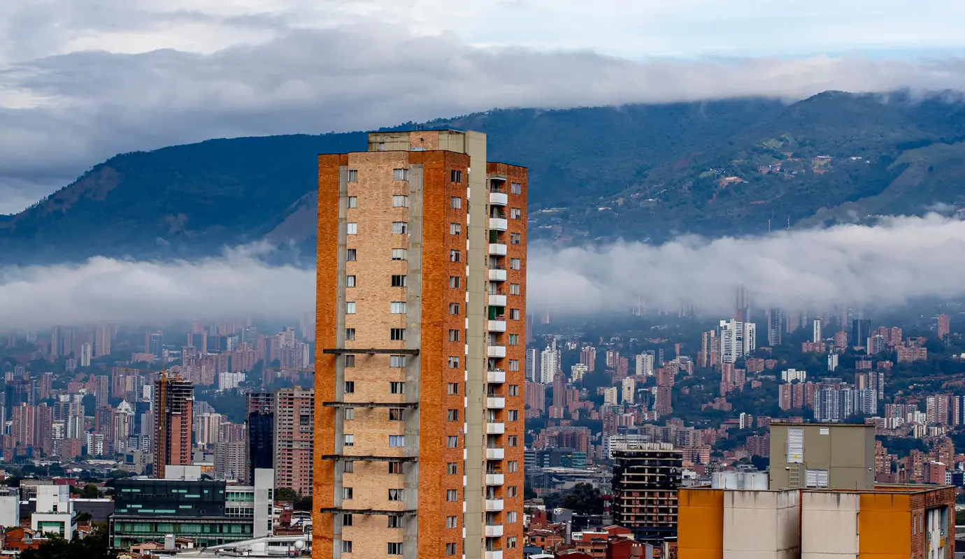El fenómeno de los apartamentos entre nubes se ha normalizado. En barrios y sectores elevados, ya no es inusual que los residentes experimenten cómo la neblina o las nubes bajas, típicas de ciertas horas del día o temporadas de lluvia, atraviesan literalmente sus balcones o ingresan por las ventanas. Foto: Juan Antonio Sánchez