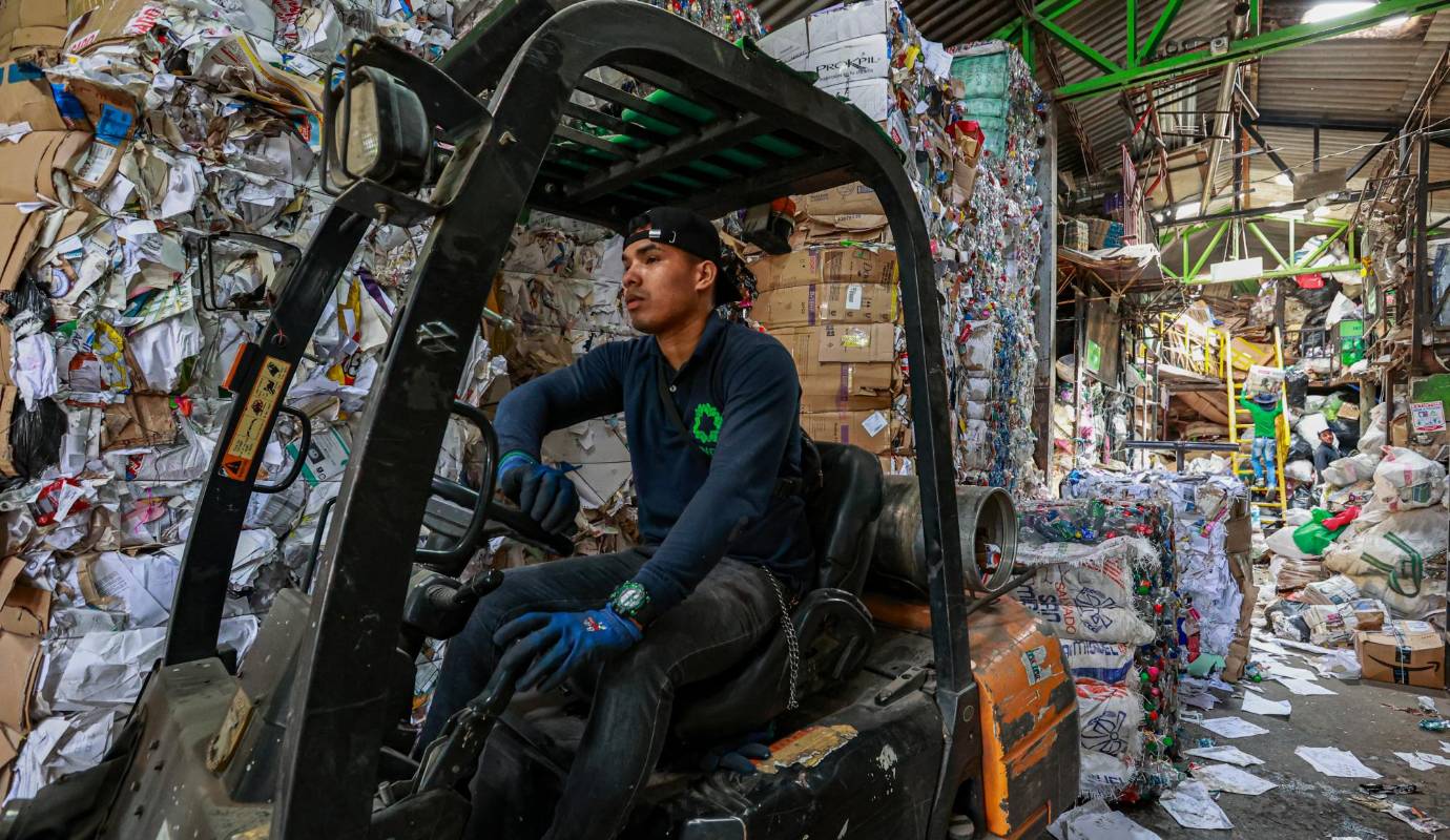 Comenzaron, según cuenta su director operativo Adrián Ruiz, con 17 recicladores en Envigado y hoy tienen más de 200 recicladores y operan en Envigado, Itagüí, La Estrella, Sabaneta y Medellín. Fundave capta actualmente cada mes 930 toneladas de material aprovechable y opera con tres estaciones de clasificación y aprovechamiento. Foto: Manuel Saldarriaga Quintero