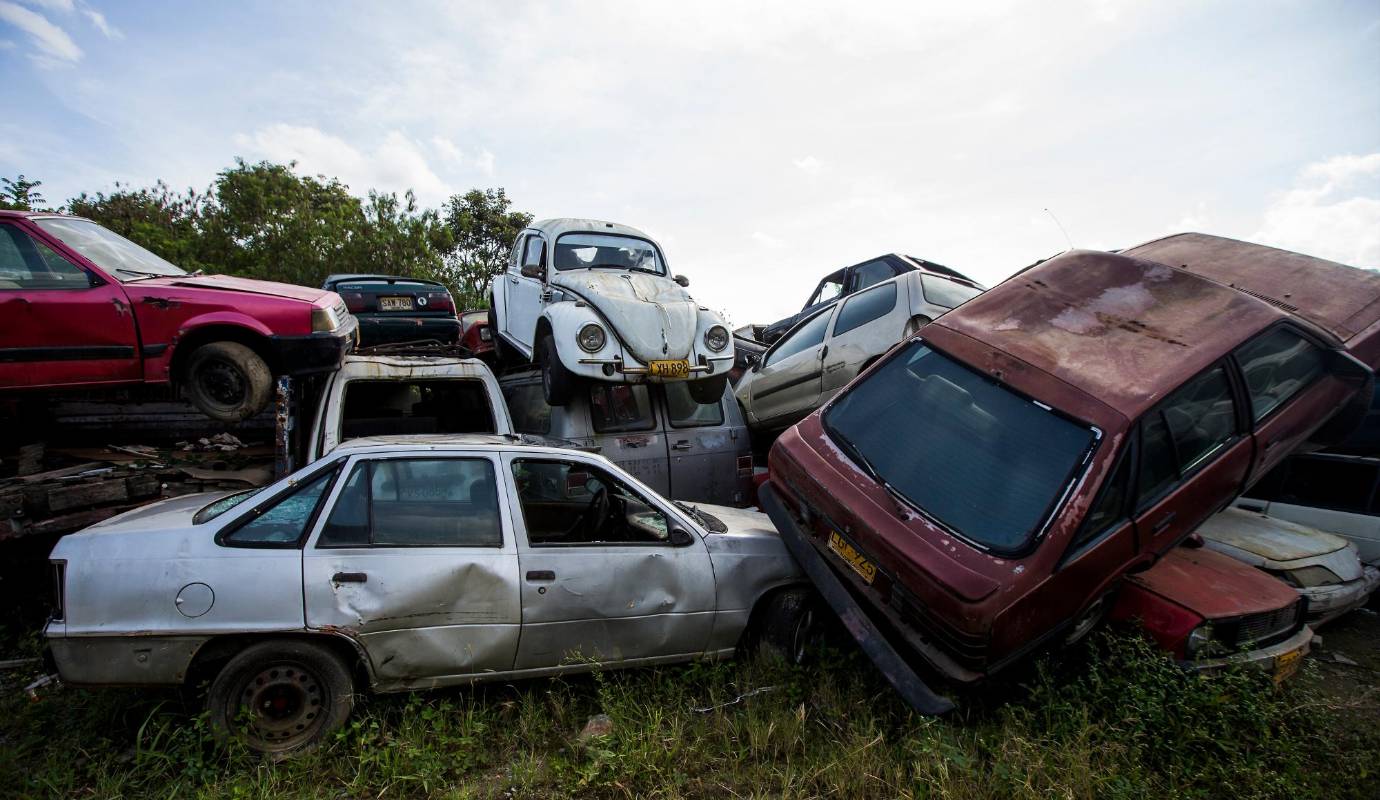 Tener que guardar un carro o una moto inmovilizada en Medellín se convirtió en un completo dolor de cabeza para los agentes de la Secretaría de Movilidad. Por más que partan a los conductores de motos y carros en la ciudad, no hay grúas suficientes ni espacio disponible en los patios del Tránsito. Foto: Julio Cesar Herrera.