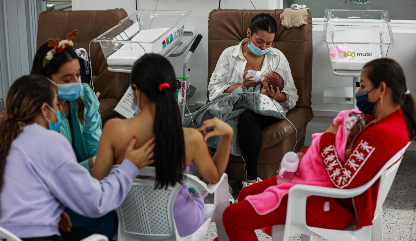 El método Madre Canguro, que consiste en el contacto piel a piel prolongado entre el bebé y su madre, ha demostrado ser fundamental para el desarrollo óptimo de los recién nacidos, especialmente los más frágiles Foto: Manuel Saldarriaga Quintero.