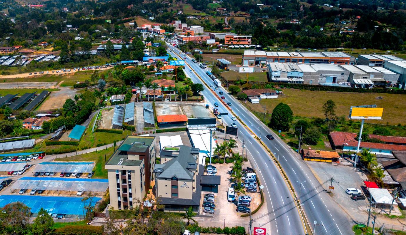 La construcción ayudará a resolver el problema de movilidad en el sector donde confluyen no solo los vehículos que van desde Medellín hacia el Aeropuerto, sino buena parte del tráfico del Oriente antioqueño. Foto: Camilo Suárez Echeverry