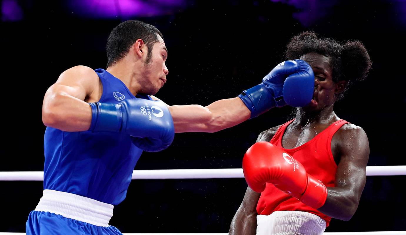 Thitisan Panmot del equipo de Tailandia golpea a David de Pina de Cabo Verde durante el partido de la ronda preliminar de 51 kg masculino. Foto: GETTY