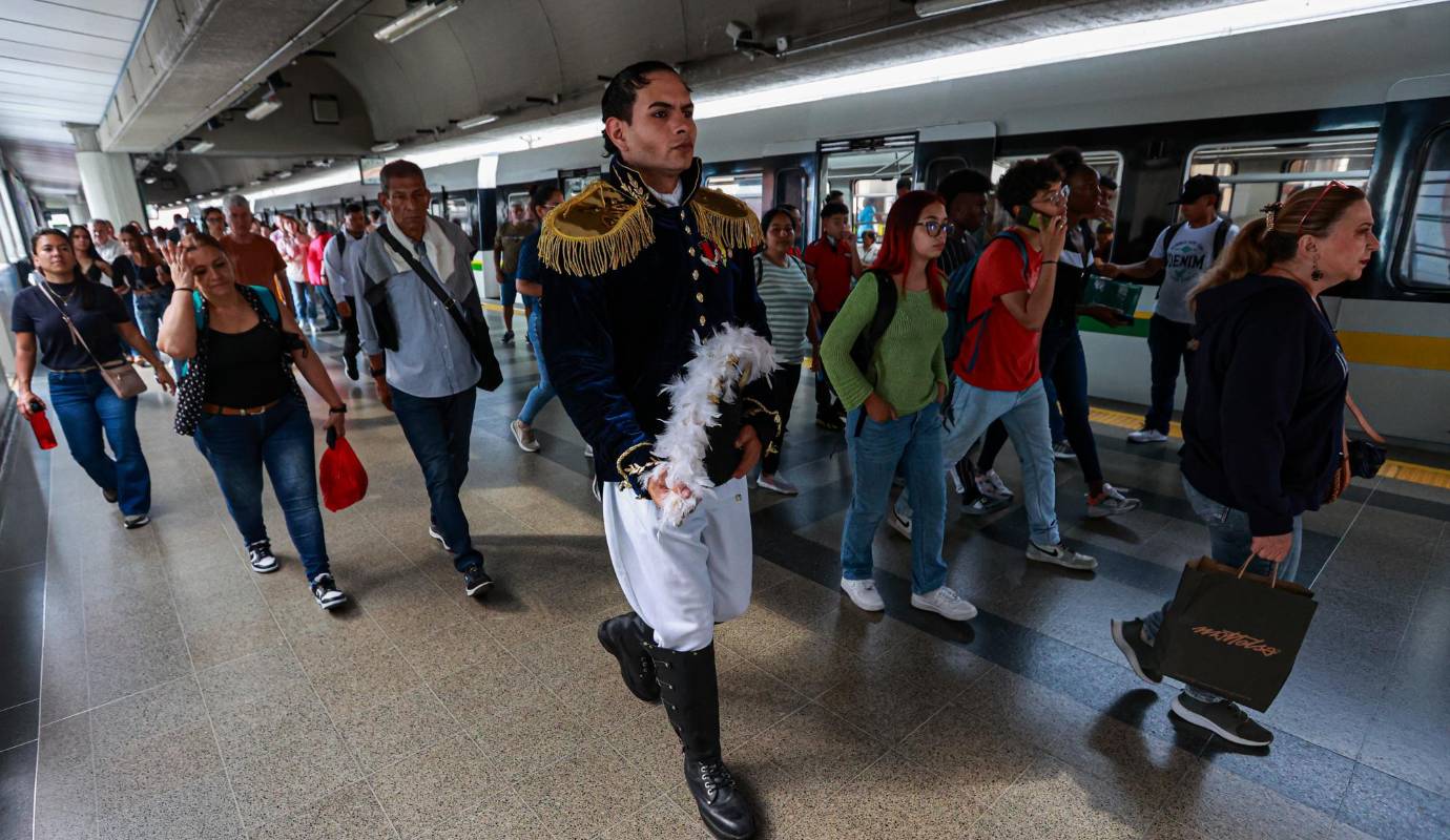 Como parte de tributo al prócer antioqueño, actores caracterizados con trajes de la época visitan estaciones emblemáticas como Caribe, San Antonio, La Estrella y Parque Berrío, interactuando con los viajeros y compartiendo anécdotas sobre la vida de Córdova y la trascendencia de la batalla de Ayacucho. Foto: Manuel Saldarriaga Quintero.