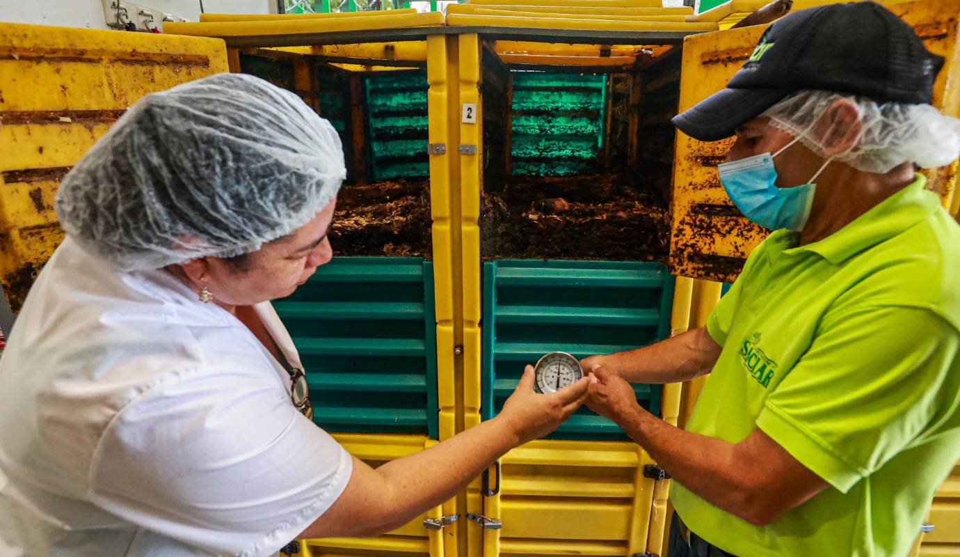 En 2023, la Fundación Saciar recuperó y entregó 6.160 toneladas de productos. Lograrlo implica una monumental operación logística y estratégica que comienza con los aliados, las personas y empresas que a lo largo de los años han decidido sumarse. Foto: Manuel Saldarriaga Quintero.