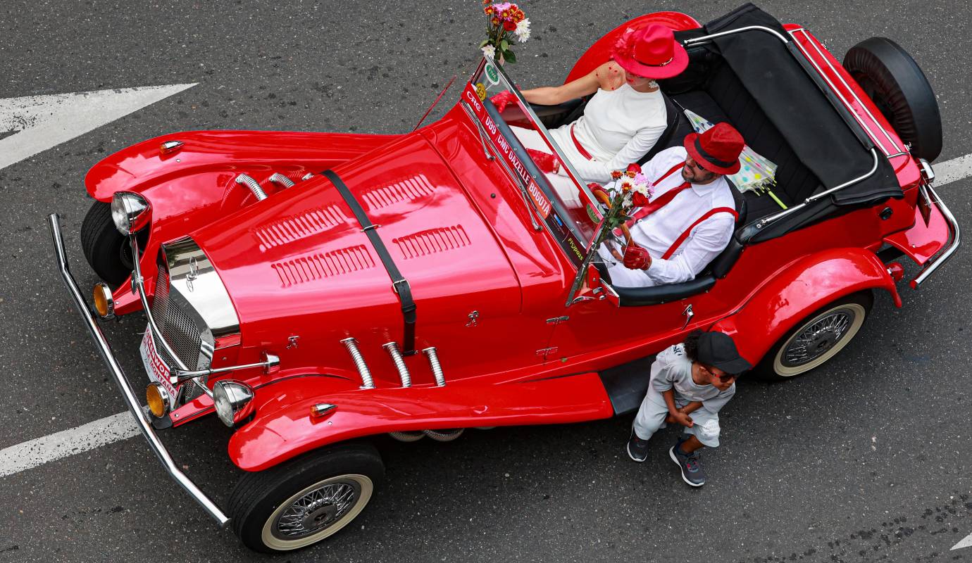 Con cada motor que ruge y cada carrocería pulida que avanza, la fiesta y la historia se entrelazan en las calles de Medellín, haciendo de este evento una cita obligada en la Feria de las Flores. Foto: Manuel Saldarriaga Quintero.