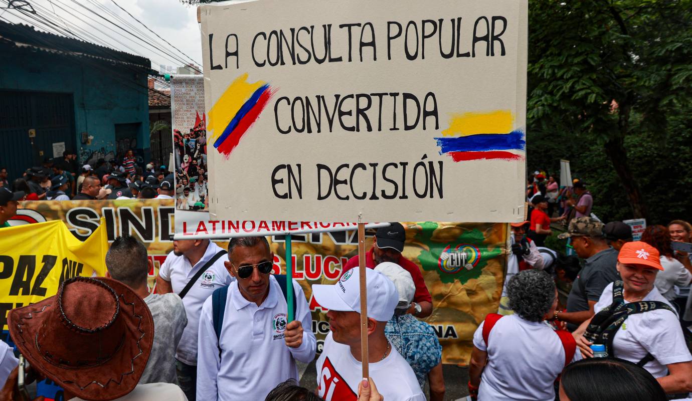 En Medellín, las centrales obreras y los sindicatos organizaron dos movilizaciones que recorrieron las calles de la ciudad y culminaron en el Parque de los Deseos. Hacia las 10 de la mañana, desde el Parque Obrero de Boston, alrededor de 5.000 personas iniciaron su marcha, portando pancartas y entonando consignas relacionadas con la Consulta Popular y las reformas impulsadas por el gobierno del presidente Gustavo Petro. Foto: Manuel Saldarriaga Quintero.