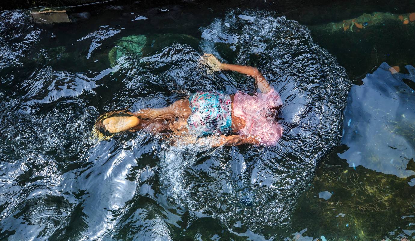 Más allá de su función recreativa, la piscina representa un bien colectivo, una fuente de orgullo para los vecinos que, a pesar de las carencias sociales y económicas del entorno, cuidan con esmero este espacio. Foto : Camilo Suárez Echeverry