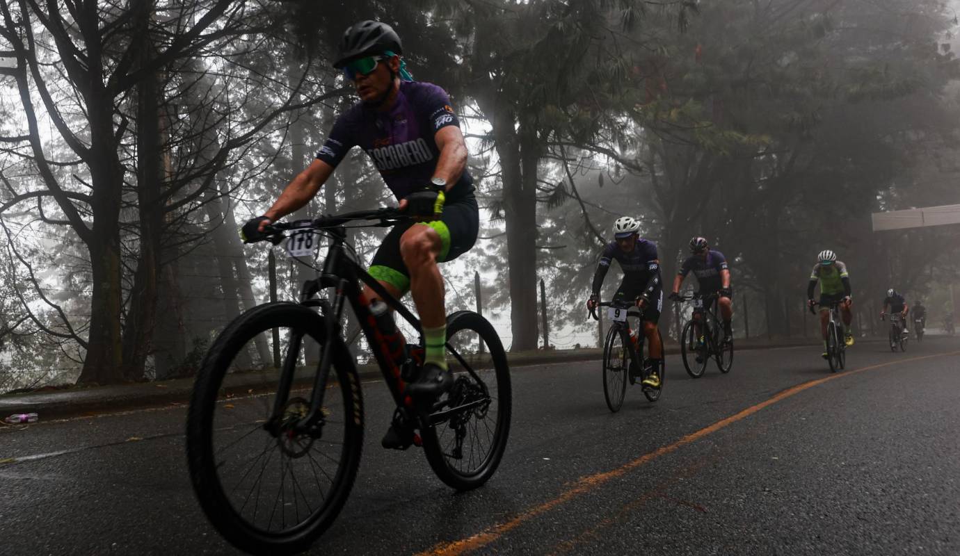 La neblina en El Escobero no fue impedimento para que los deportistas lucharan hasta llegar a la meta. Foto: Manuel Saldarriaga Quintero.