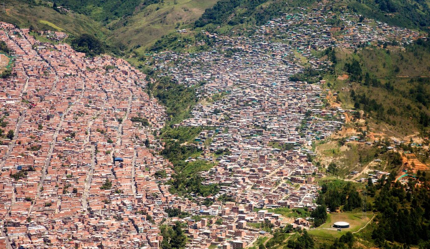 La construcción de este barrio ha dado lugar a un paisaje urbano caracterizado por calles estrechas, viviendas autoconstruidas y una fuerte cohesión social. Foto: Julio César Herrera
