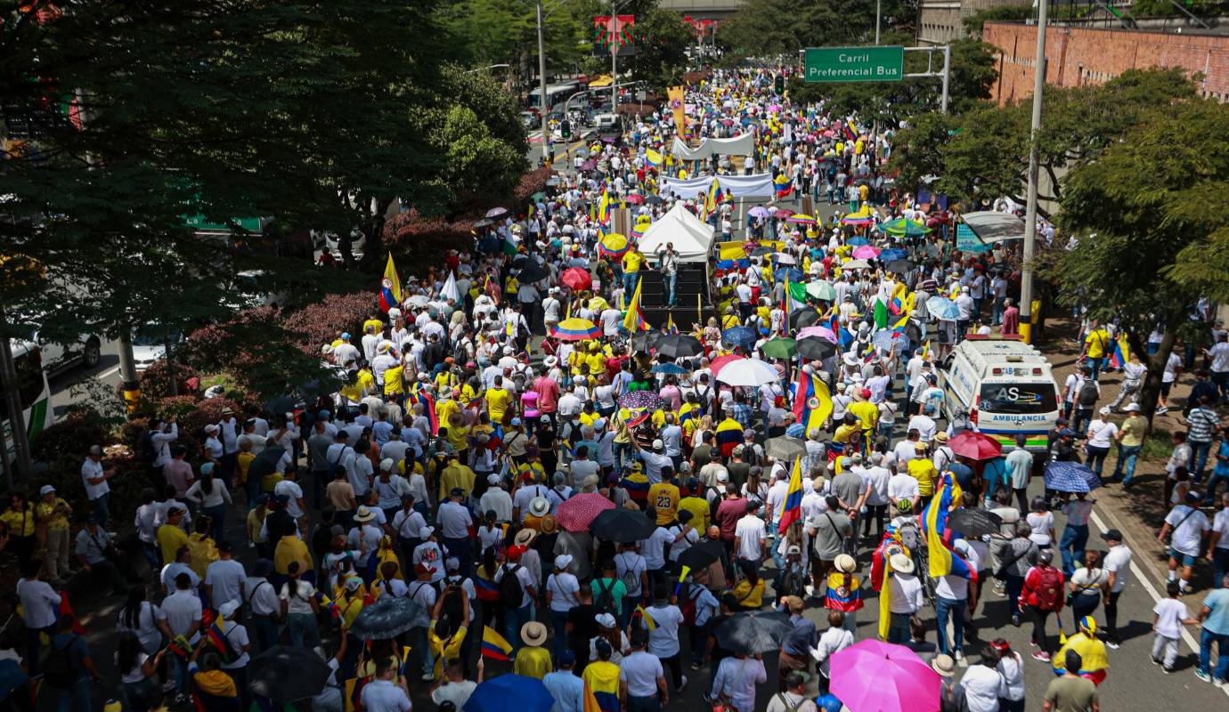 En el caso de Medellín las personas empezaron a llegar desde antes de la hora pactada con banderas, pitos, pancartas y consignas que cantaban. Foto: Manuel Saldarriaga Quintero