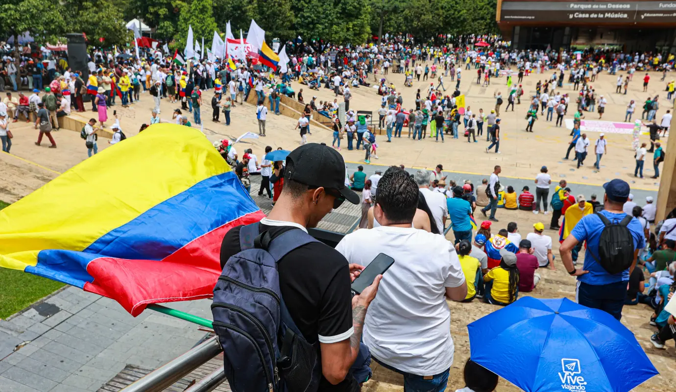 En Medellín, unas 5.000 personas, de centrales obreras y sindicatos, que se dirigieron hasta el Parque de los Deseos con consignas sobre la Consulta Popular y las reformas que impulsa el gobierno del presidente Gustavo Petro. Foto: Manuel Saldarriaga Quintero.
