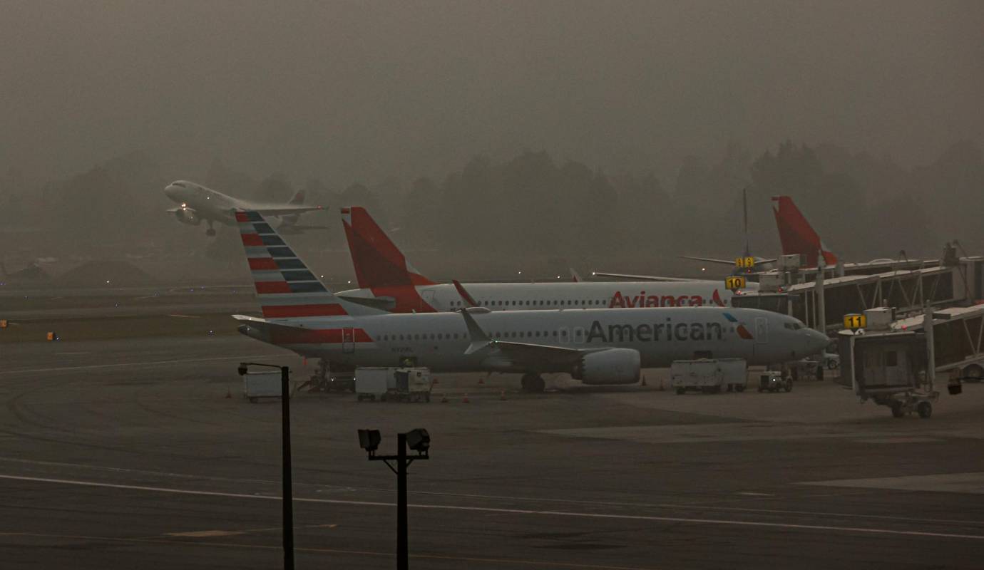 Hay semanas en las que un mensaje que se vuelve recurrente tiene la capacidad de sacar de quicio a miles de personas que esperan un vuelo: “El Aeropuerto tiene restricción para el despegue y aterrizaje de aeronaves, debido al banco de niebla que se registra”. Foto: Manuel Saldarriaga Quintero.