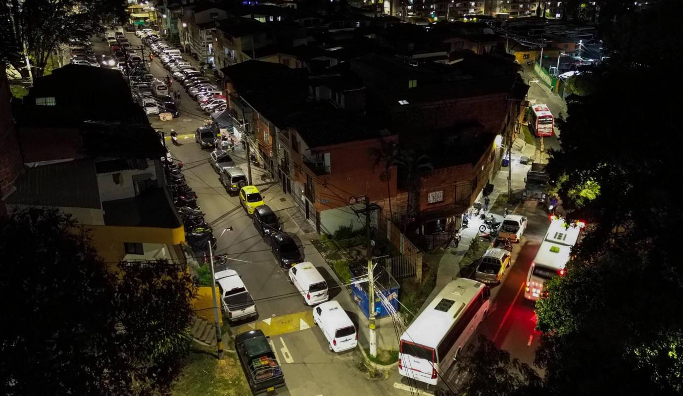 El parqueo irregular como este en un sector del barrio Córdoba detona conflictos en Medellín en movilidad y deterioro de la calidad de vida. Antes de que acabe la década harán falta más de 600.000 metros cuadrados para acomodar la cantidad de carros que hoy se apiñan en vías y aceras. Foto Manuel Saldarriaga Quintero.