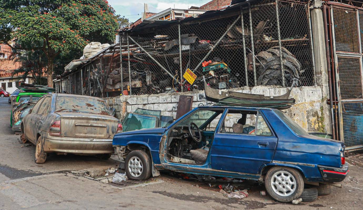 Barrio Moravía. Los carros además de obstruir el tráfico y ser un problema estético para Medellín se convierten en focos de contaminación y potenciales lugares para la proliferación de insectos y roedores. Foto: Manuel Saldarriaga Quintero.