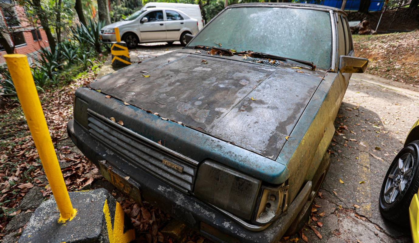 Barrio Tricentenario. Las autoridades deben implementar medidas para identificar y retirar los vehículos abandonados, así como para sancionar a los propietarios que incumplen las normativas de tránsito y de ocupación del espacio público. Foto: Manuel Saldarriaga Quintero.