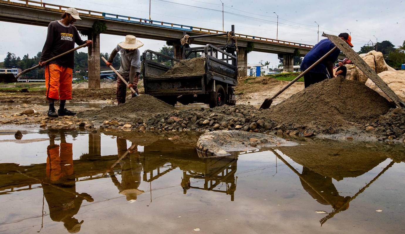 La sequía en el embalse le da está oportunidad de trabajo a unos 30 paleros del municipio. Foto: Julio César Herrera