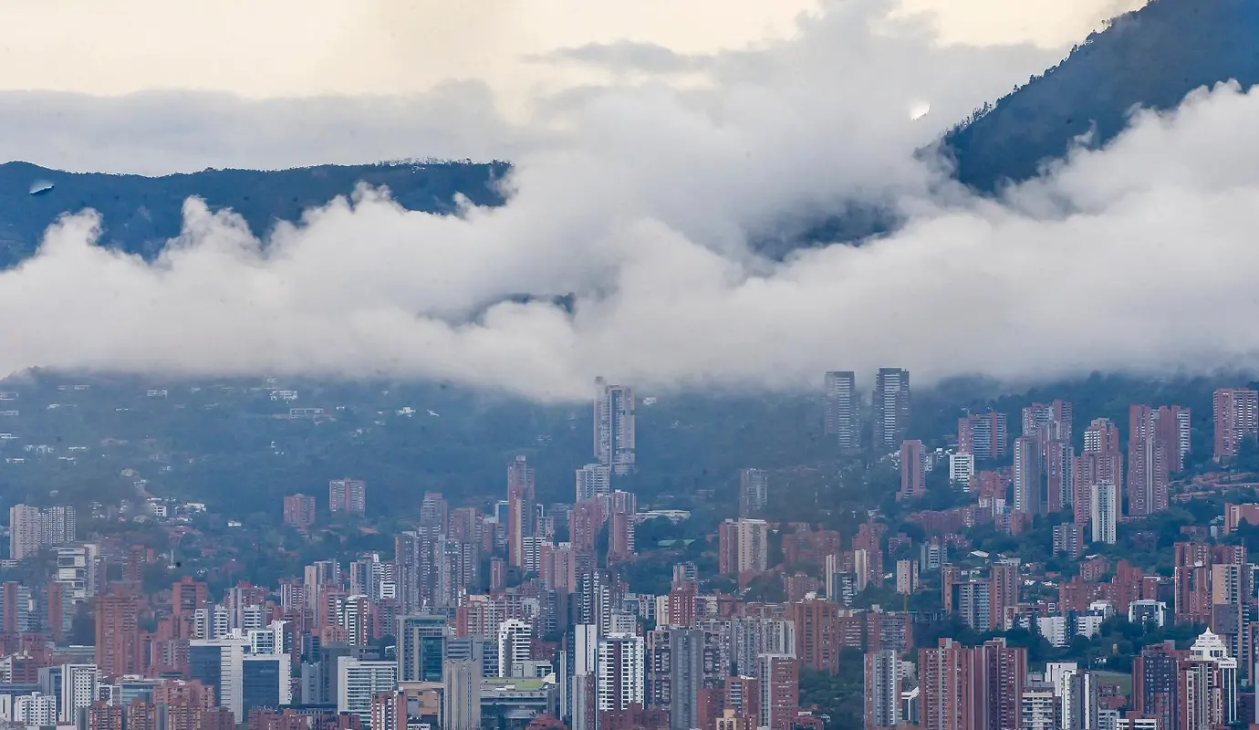 Desde lejos, gran parte del Valle de Aburrá luce envuelta en un velo blanco que le da un aire mágico y distinto. Foto: Juan Antonio Sánchez