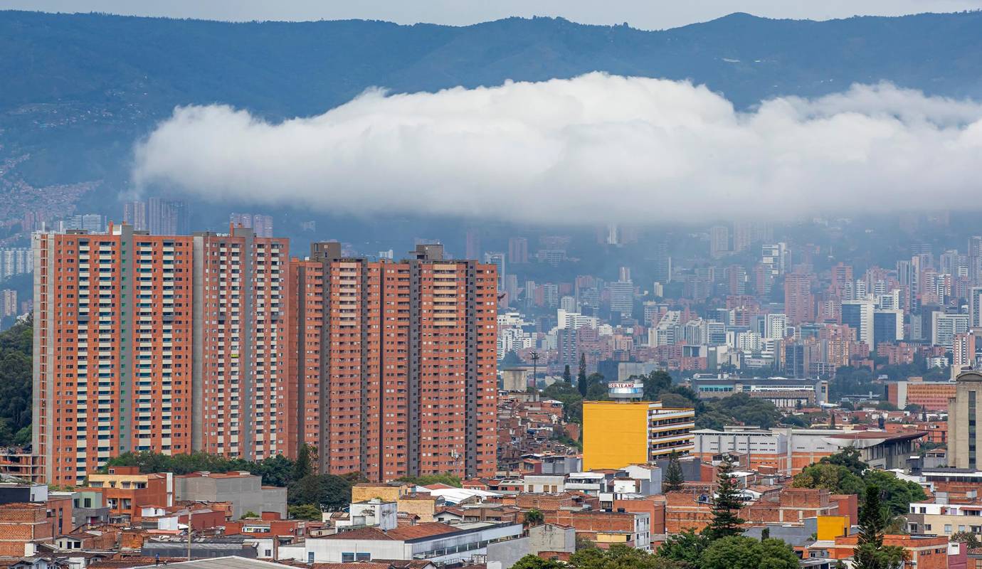 El paisaje urbano de Medellín y gran parte del Valle de Aburrá está experimentando una transformación vertical. La construcción de edificios cada vez más altos en las laderas y partes elevadas de la ciudad ha provocado un fenómeno visual espectacular: ahora es común ver cómo las nubes atraviesan los balcones y rozan los apartamentos de muchas construcciones. Foto: Juan Antonio Sánchez