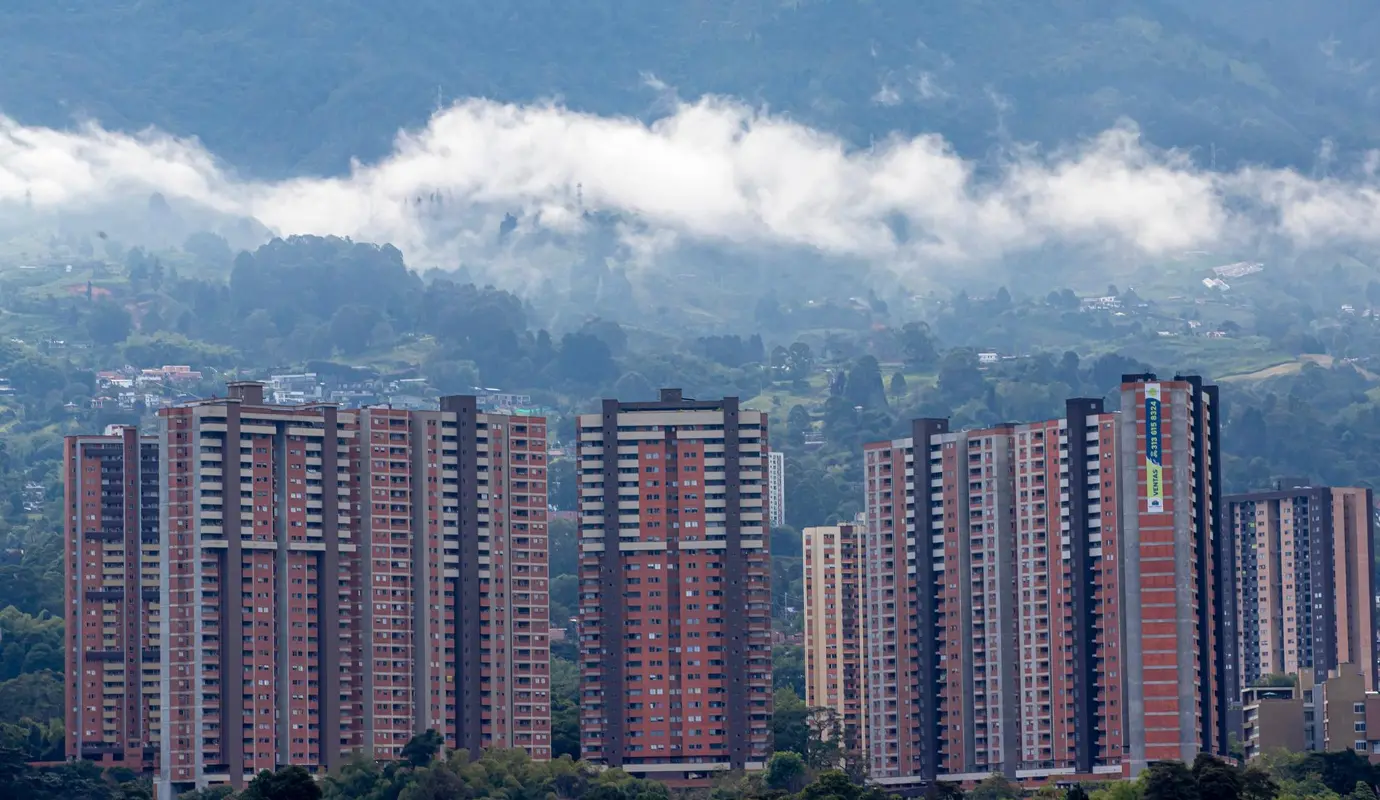 Este cambio, resultado de un crecimiento urbano constante, redefine la experiencia de habitar en la “Ciudad de la Eterna Primavera”, situando a sus residentes literalmente a la altura de las nubes. Foto: Juan Antonio Sánchez