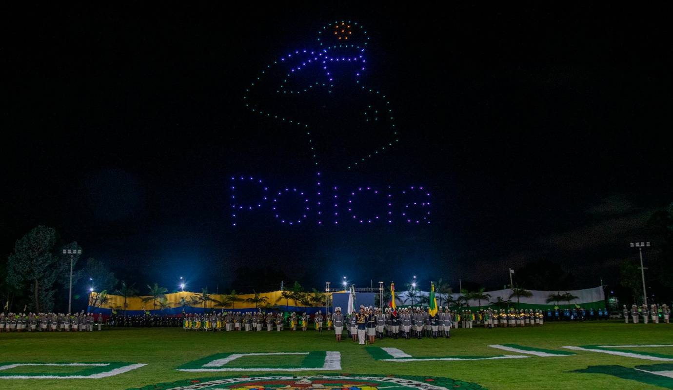 El evento, que contó con la presencia de altas autoridades civiles y militares, estuvo marcado por un emotivo homenaje a los hombres y mujeres que han dedicado su vida a proteger a los colombianos. Foto: Presidenca