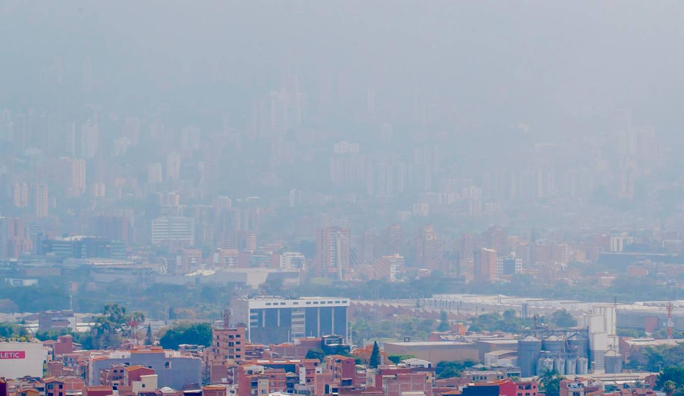 Este lunes 29 de enero todas las estaciones de monitoreo amanecieron en amarillo, la mayoría superando los 30 microgramos por metro cúbico de PM2.5, que según los parámetros obsoletos que maneja el Área Metropolitana del Valle de Aburrá se considera aceptable, pero que de acuerdo con los últimos parámetros de la OMS es un aire dañino para la salud Foto: Juan Antonio Sánchez