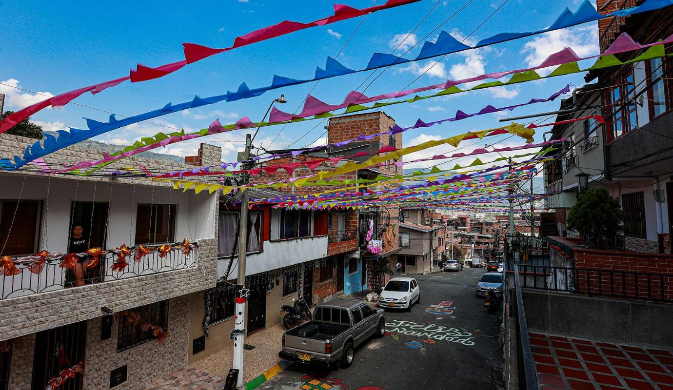 Estas reuniones no solo eran una excusa para decorar las cuadras, sino también para fortalecer el sentido de comunidad. Foto Manuel Saldarriaga Quintero
