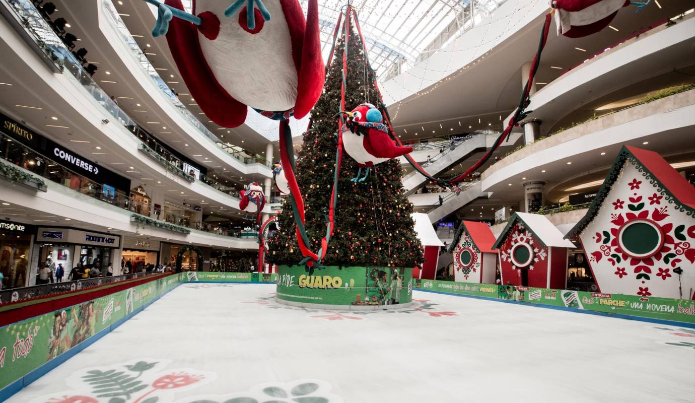 La pista de hielo del centro comercial Santafé se ha convertido en una tradición navideña y uno de los principales atractivos para los visitantes. Foto: Jaime Pérez