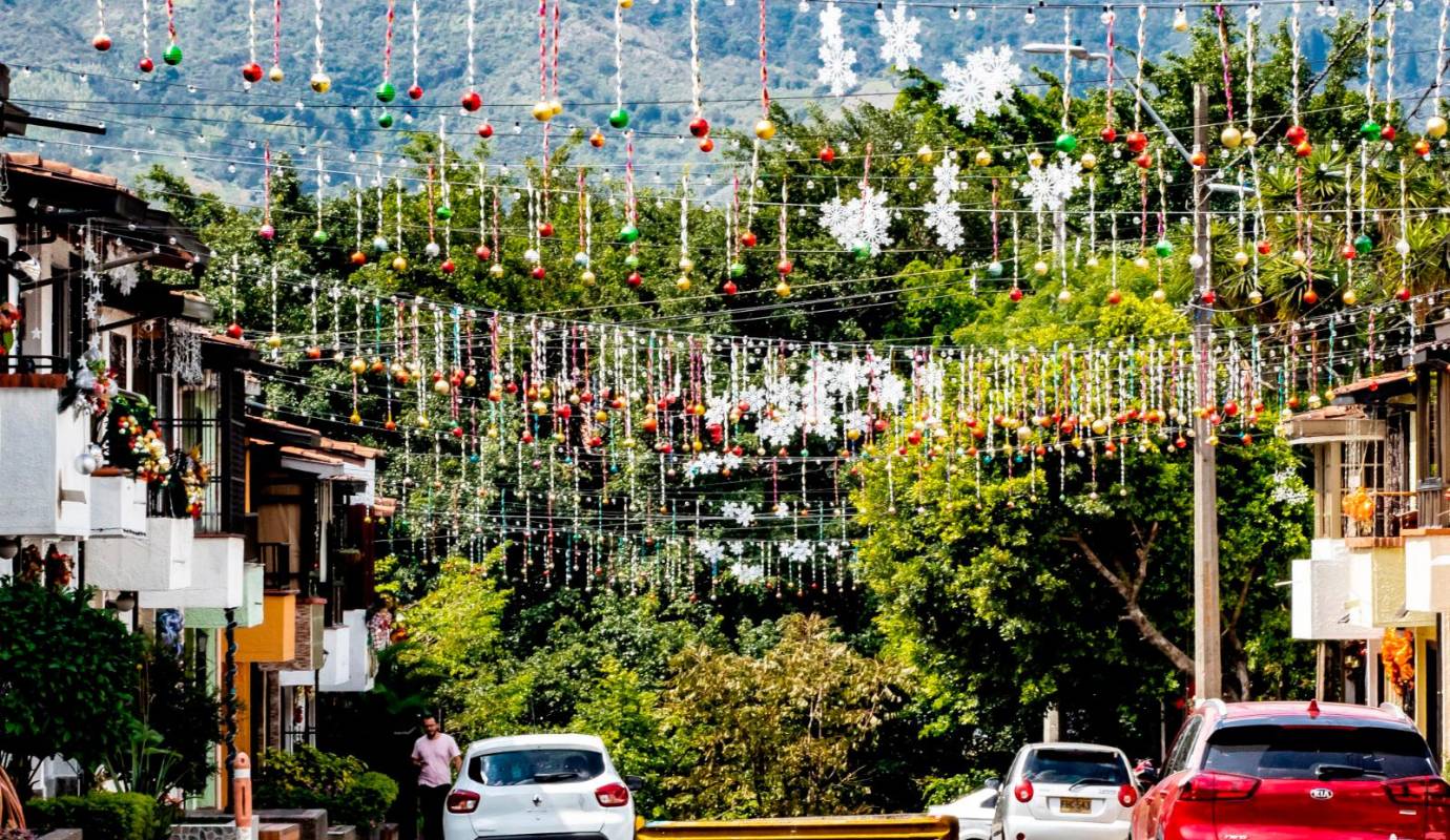 En El Dorado, Envigado, los vecinos consiguieron recursos y adornaron sus cuadras con cadenetas y bolas navideñas. Foto: Jaime Pérez